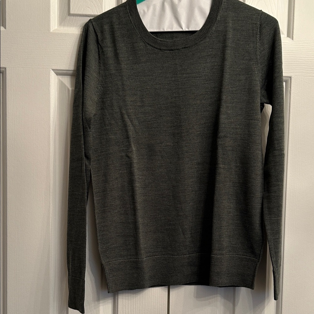 GAP: BNWT; Classic Women’s Crewneck Sweater - Gray